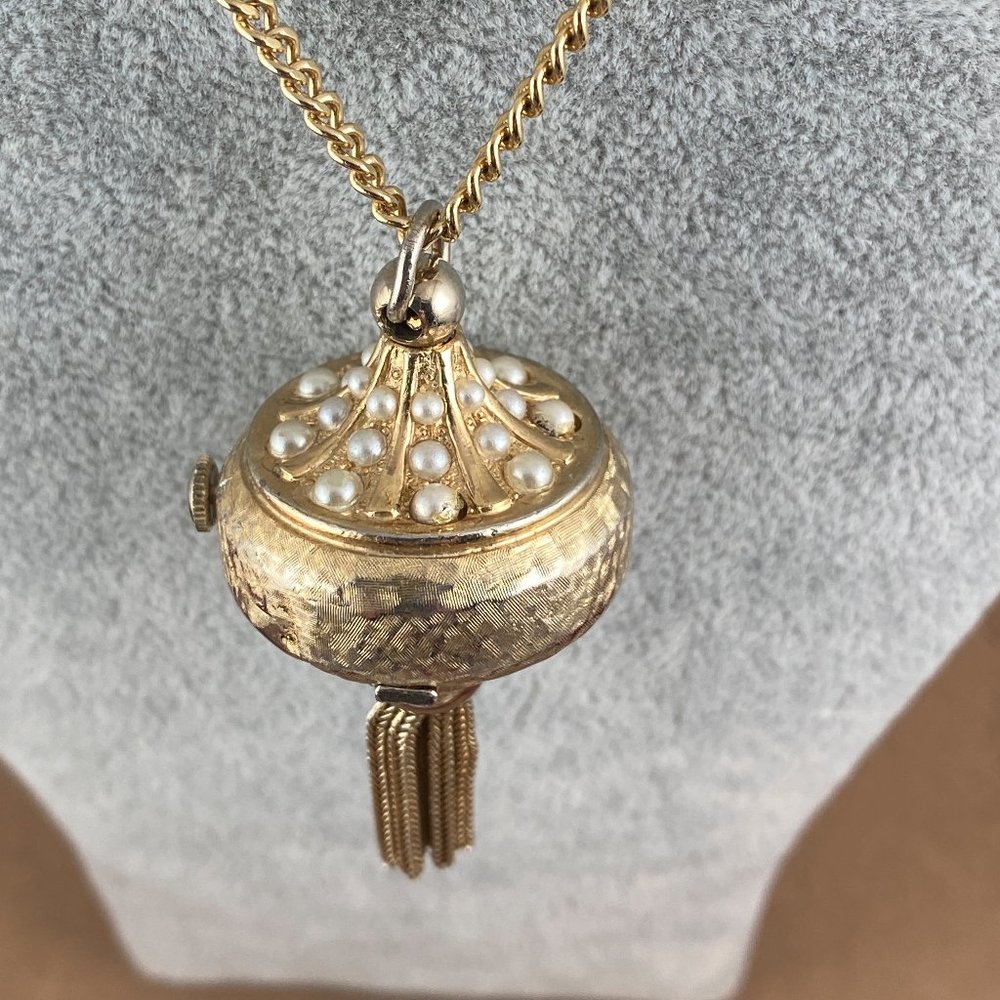 Fabulous Vintage vintage Swiss made Taylorette Pendant watch with Faux Pearls